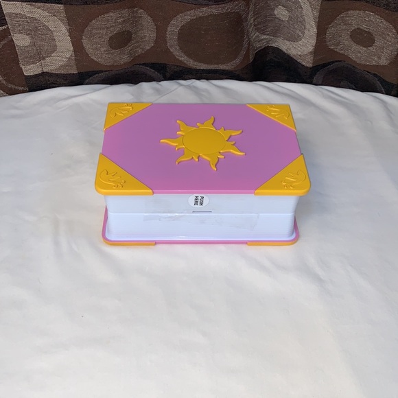 DISNEYPARKS EXCLUSIVE- RAPUNZEL STORYBOOK PLAYSET - Picture 6 of 11